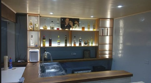 Bar planejado com prateleiras iluminadas