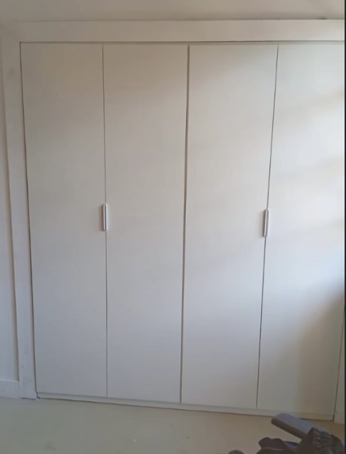 Guarda-roupas embutido branco com portas planejadas